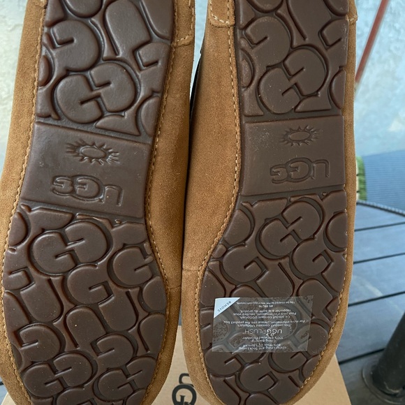 Women’s UGG slippers size 10 - Picture 4 of 4